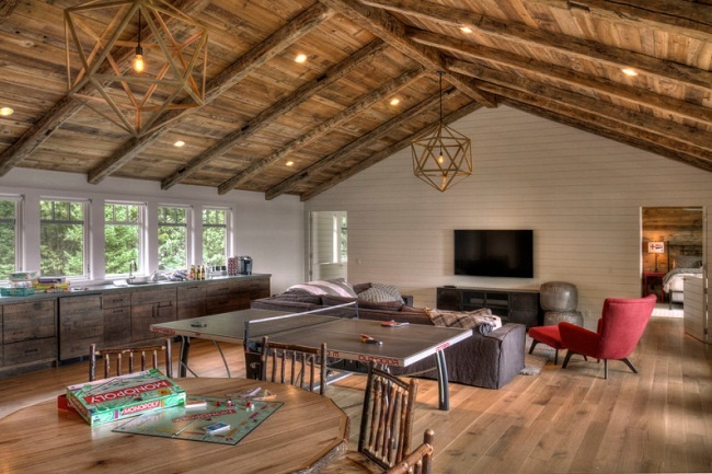 Trần nhà được sử dụng trong nhà gỗ thường là gỗ hoặc laphong nhựa